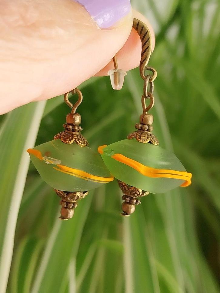 Vintage oorbellen met fraaie groene glaskraal #1036, Sieraden, Tassen en Uiterlijk, Oorbellen, Gebruikt, Hangers, Glas, Groen