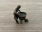 Zilveren (?) miniatuur Wasvrouw bij tobbe, Antiek en Kunst, Curiosa en Brocante, Ophalen of Verzenden
