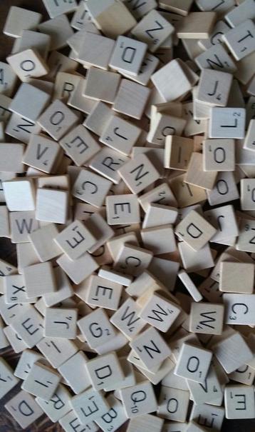 Originele houten Scrabble letters – €0,25 per stuk beschikbaar voor biedingen