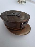 Militaire pet broche medaillon, Ophalen