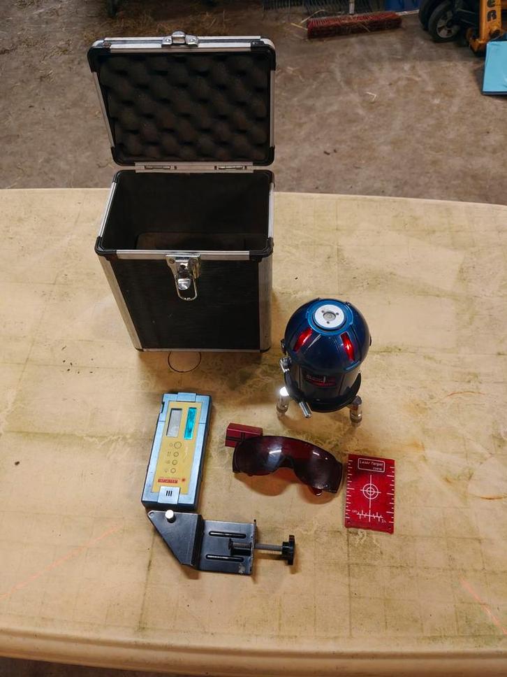 Kruislijnlaser Zelfnivellerend + Ontvanger, Doe-het-zelf en Verbouw, Meetapparatuur, Gebruikt, Licht, Ophalen of Verzenden