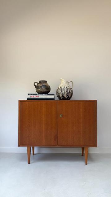 Vintage kast met 2 deurtjes beschikbaar voor biedingen