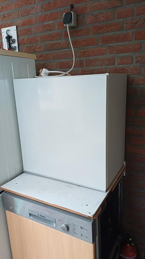 2 witte bovenkasten 60 x 60 x 37 heb hxbxd.  €10, Huis en Inrichting, Kasten | Roldeurkasten en Archiefkasten, Gebruikt, Minder dan 100 cm