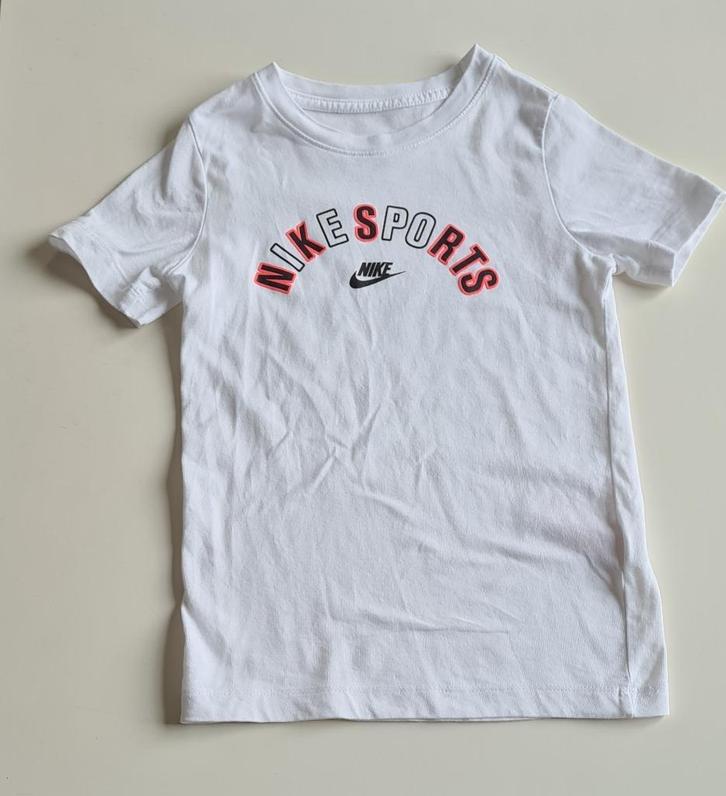 NIKE t-shirt THE NIKE TEE wit 122-128 (XS) ZGAN, Kinderen en Baby's, Kinderkleding | Maat 122, Zo goed als nieuw, Meisje, Sport- of Zwemkleding