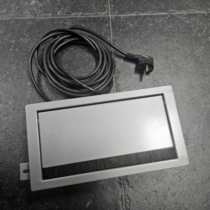 Inbouwunit 3-voudig - Netbox MEB3 elektra-unit bureau, Doe-het-zelf en Verbouw, Elektra en Kabels, Gebruikt