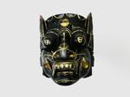 Houtgesneden Aziatisch masker beschilderd in zwart met goud, Antiek en Kunst, Ophalen of Verzenden
