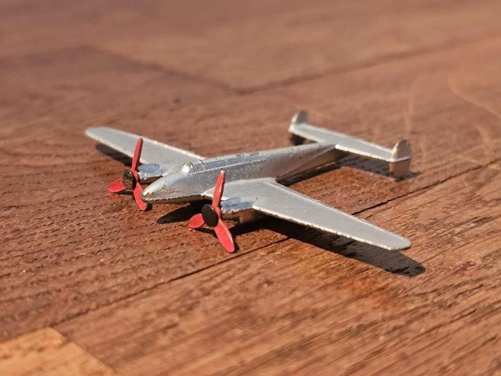 Oude Dinky Toys vliegtuig twin engine fighter model 70d, Verzamelen, Luchtvaart en Vliegtuigspotten, Gebruikt, Schaalmodel, Verzenden