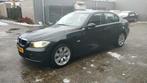 BMW 3 Serie 318i 2005 APK 10-206 AIRCO sedan (bj 2005), Auto's, BMW, Stof, 4 cilinders, 129 pk, Zwart