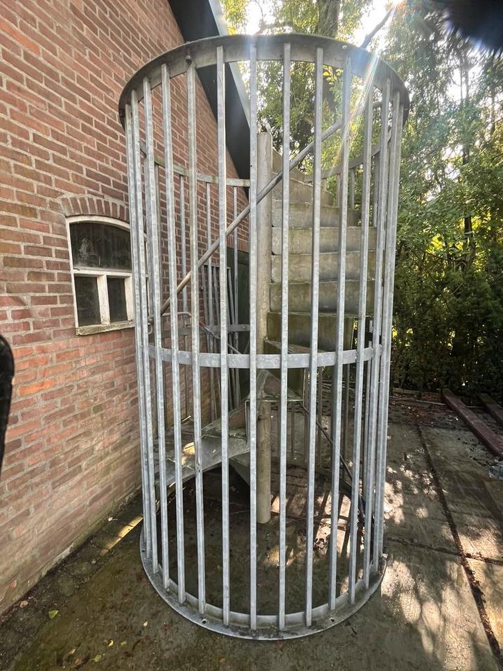Spiltrap 2.50 meter linkse draai gegalvaniseerd trede+leuni, Doe-het-zelf en Verbouw, Ladders en Trappen, Gebruikt, Trap, 4 meter of meer