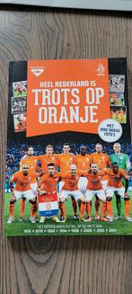 Heel Nederland is trots op oranje voetbalboek over wk, Balsport, Ophalen of Verzenden, Zo goed als nieuw