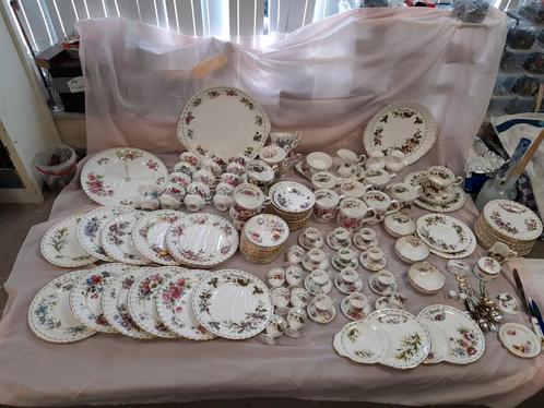 Heel veel royal albert flower of the month, Antiek en Kunst, Antiek | Servies compleet, Ophalen of Verzenden