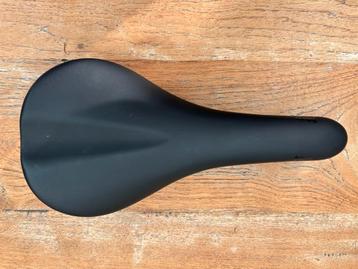 Fabric Scoop Shallow Racefiets Zadel beschikbaar voor biedingen