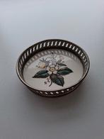 Antieke porseleinen onderzetter met metalen rand, Ophalen of Verzenden