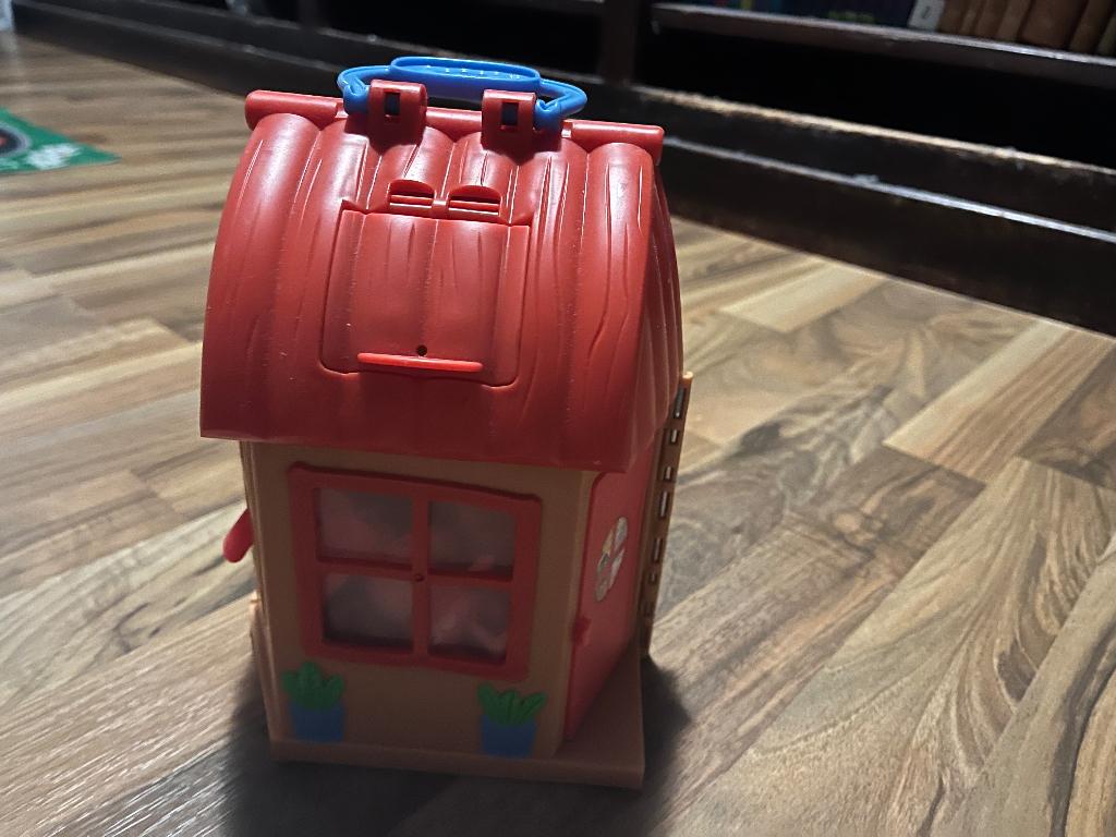 Peppa pig speelhuis met figuren, Ophalen, Zo goed als nieuw, Kunststof