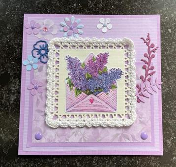 Nr 24 wenskaart met haakwerk. Enveloppe met bloemen beschikbaar voor biedingen