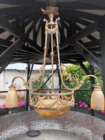 Grote antieke bronzen lamp beschikbaar voor biedingen