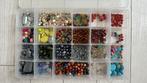 Grote doos met diverse kralen, Hobby en Vrije tijd, Kralen en Sieraden maken, Ophalen of Verzenden, Zo goed als nieuw, Kraal