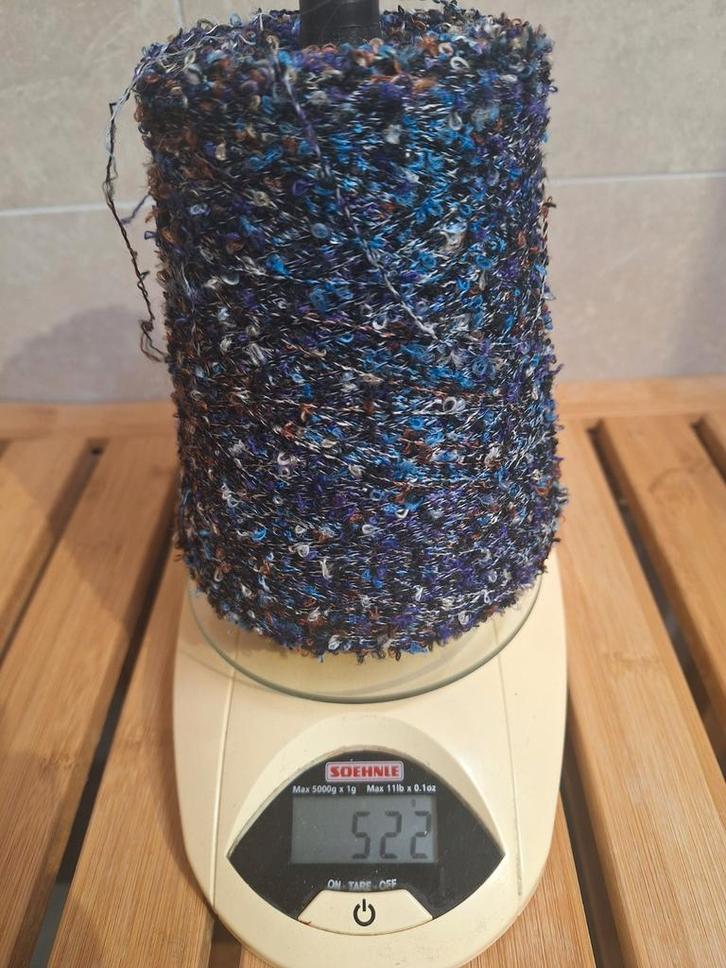 Mooie boucle garen op cone., Hobby en Vrije tijd, Breien en Haken, Nieuw, Breien of Haken, Wol of Garen, Ophalen of Verzenden