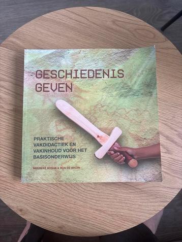 Geschiedenis geven - Pabo boek, als nieuw! beschikbaar voor biedingen