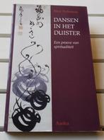 DANSEN IN HET DUISTER. Een proeve van spiritualiteit, Achtergrond en Informatie, Spiritualiteit algemeen, Ophalen of Verzenden