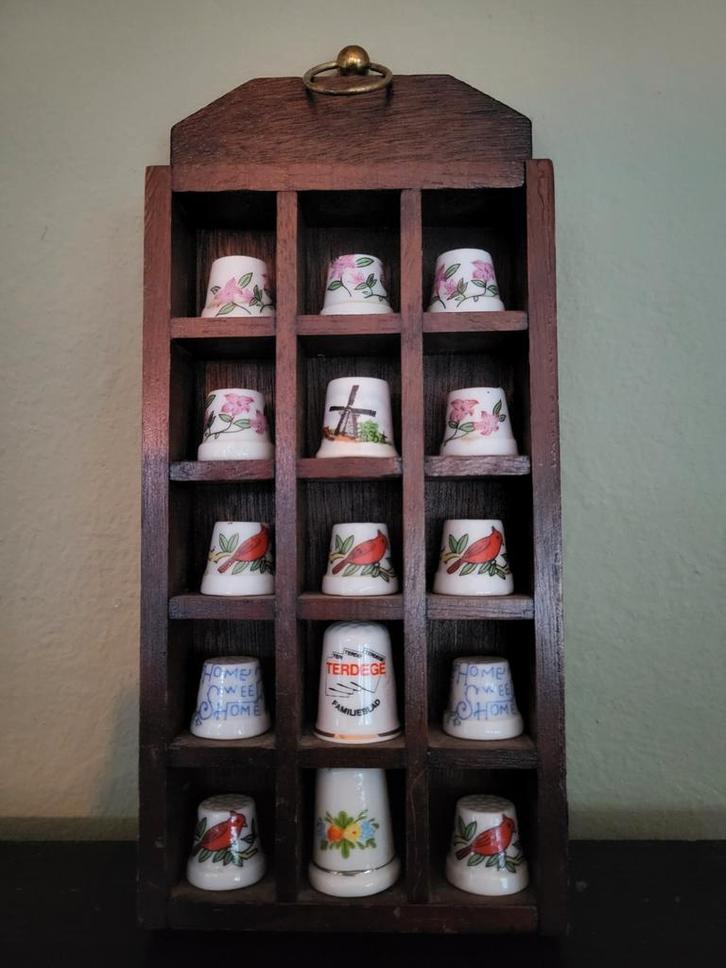 Vintage Vingerhoedjes Collectie in Houten Display, Antiek en Kunst, Antiek | Overige Antiek, Ophalen