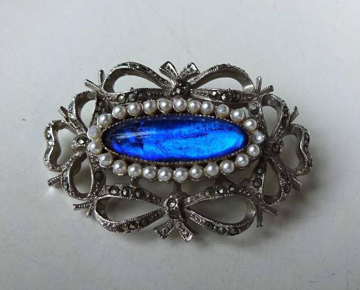 Jaren '60 Exquisite broche: morpho vlindervleugel, bol glas, Sieraden, Tassen en Uiterlijk, Antieke sieraden, Broche, Overige materialen