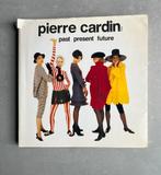 Pierre Cardin Past Present Future boek 1990 Valerie Mendes, Ophalen of Verzenden, Zo goed als nieuw