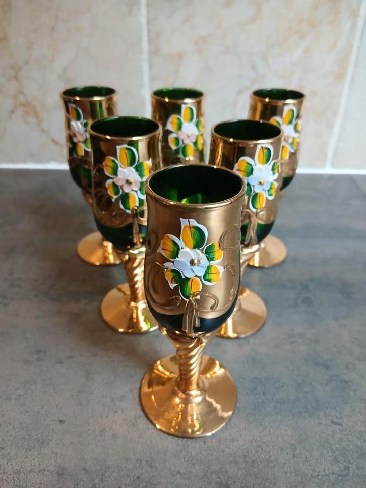 Prachtige Boheemse groene handbeschilderde glazen. 6 Stuks., Antiek en Kunst, Antiek | Glas en Kristal, Ophalen