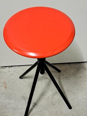 Rood piano krukje beschikbaar voor biedingen