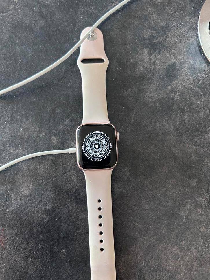 Apple Watch  (Series 5) , ziet er netjes uit., Sieraden, Tassen en Uiterlijk, Smartwatches, Gebruikt, iOS, Roze, Afstand, Waterdicht