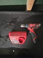 Milwaukee M12 accu boormachine met accu en lader, Doe-het-zelf en Verbouw, Gereedschap | Boormachines, Ophalen of Verzenden, Gebruikt