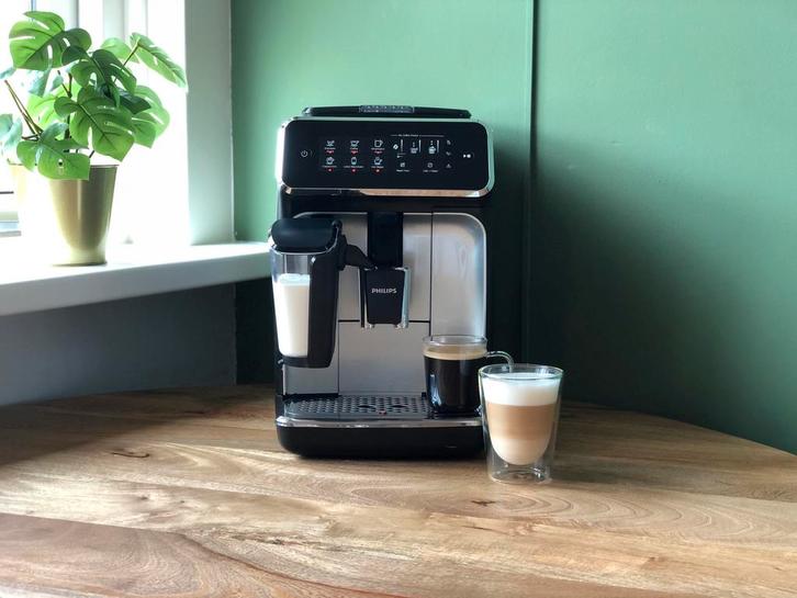 Nagekeken & Grondig Gereinigd - Philips LatteGo 3200 Series, Witgoed en Apparatuur, Koffiezetapparaten, Zo goed als nieuw, Koffiemachine