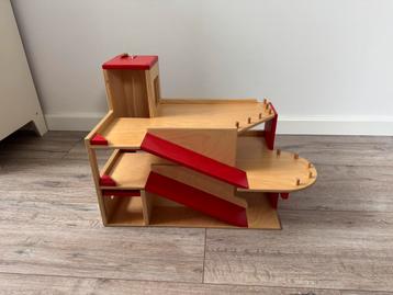Speelgoed garage hout beschikbaar voor biedingen