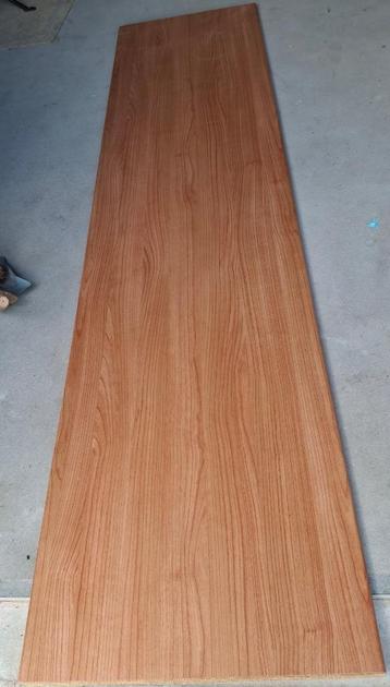 Lange plank beschikbaar voor biedingen