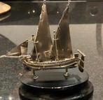 Zilver zelbootje, op houten voet., Ophalen of Verzenden, Zilver