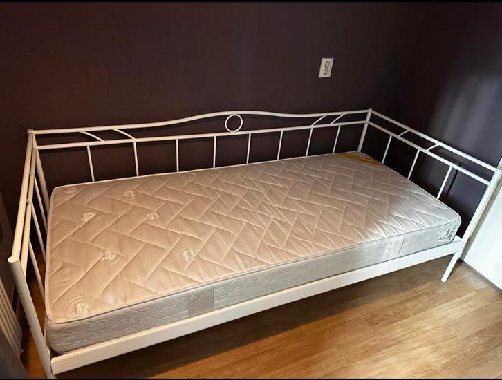 Ikea bedframe (met/zonder matras), Huis en Inrichting, Slaapkamer | Bedden, Gebruikt, Eenpersoons, 90 cm, 200 cm, Metaal, Wit