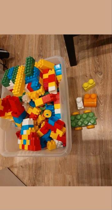 Doos met bouw blokken/bouwstenen in verschillende maten beschikbaar voor biedingen