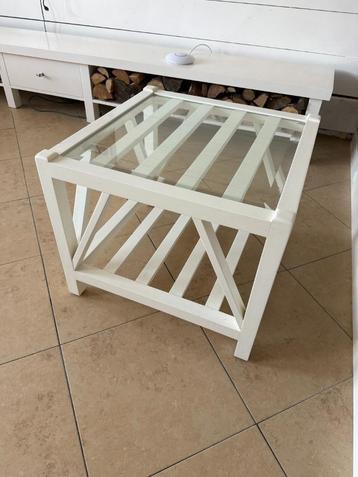 Set van 2 witte houten bijzettafels met glasplaat – perfect  beschikbaar voor biedingen
