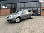 Volkswagen Golf 1.4 Trendline, Voljaar APK, Auto's, Voorwielaandrijving, Stof, Gebruikt, Zwart