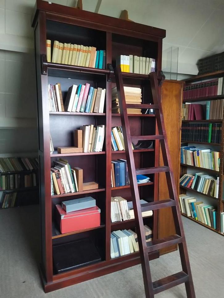 Boekenkast met ladder, Huis en Inrichting, Kasten | Boekenkasten, Zo goed als nieuw, 25 tot 50 cm, Met plank(en), Teakhout, Ophalen