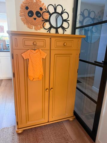 Mooie meidenkast / halkast / evt computerkast beschikbaar voor biedingen