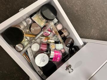 Witte nageltafel met stoel en nagelproducten. - afbeelding 3