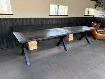Robuuste grote tuintafel /eettafel beschikbaar voor biedingen