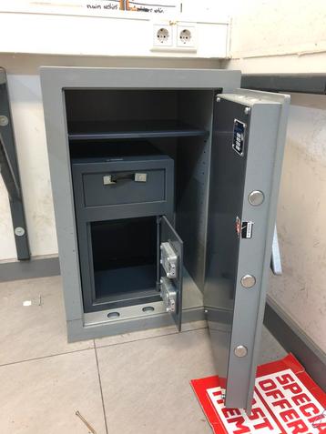 Kast met twee sleutels met afstortlade beschikbaar voor biedingen