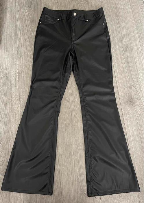 H&M zwarte imitatie leren stretch broek maat 42, Kleding | Dames, Broeken en Pantalons, Zo goed als nieuw, Maat 42/44 (L), Zwart