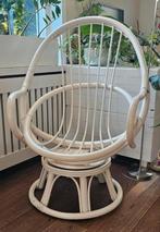 Leuke vintage/retro draaiende rotan stoel/egg chair, Huis en Inrichting, Stoelen, Ophalen, Zo goed als nieuw, Bruin, Eén