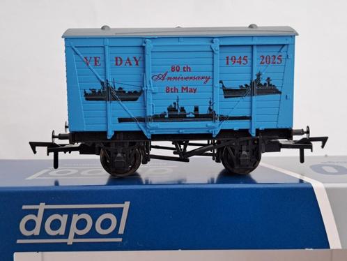 Dapol 4F-011-150 bevrijding 80 jaar 1945-2025   ., Hobby en Vrije tijd, Modeltreinen | Overige schalen, Nieuw, Wagon, Gelijkstroom of Wisselstroom
