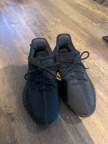 Adidas yeezy 350 onyx 45 1/3 beschikbaar voor biedingen