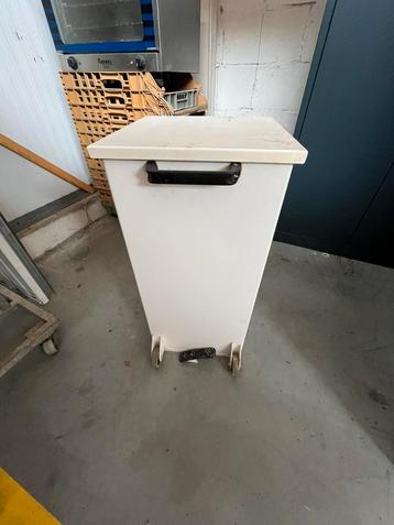 Prullenbak met voetpedaal beschikbaar voor biedingen