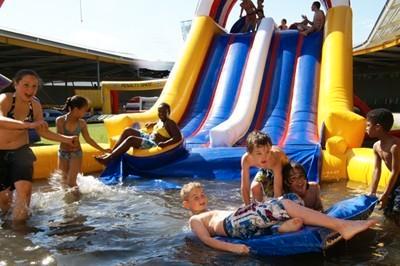 Tobbedans baan met zwembad zeephelling, Hobby en Vrije tijd, Feestartikelen | Verhuur, Overige, Ophalen
